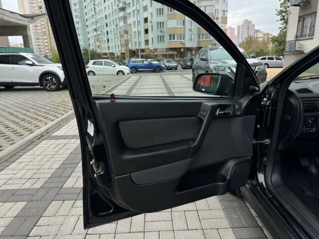 Черный Опель Астра, объемом двигателя 1.4 л и пробегом 205 тыс. км за 3900 $, фото 15 на Automoto.ua