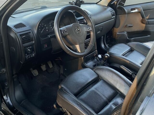 Черный Опель Астра, объемом двигателя 1.4 л и пробегом 300 тыс. км за 2800 $, фото 6 на Automoto.ua