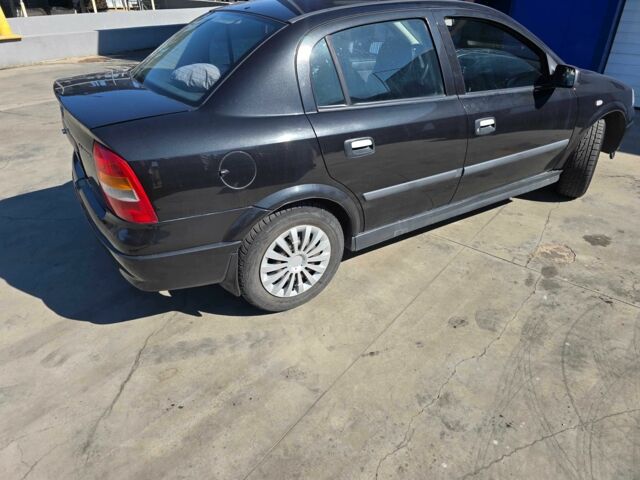 Черный Опель Астра, объемом двигателя 1.4 л и пробегом 240 тыс. км за 3000 $, фото 3 на Automoto.ua