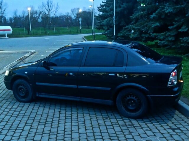 Черный Опель Астра, объемом двигателя 1.4 л и пробегом 214 тыс. км за 1800 $, фото 6 на Automoto.ua