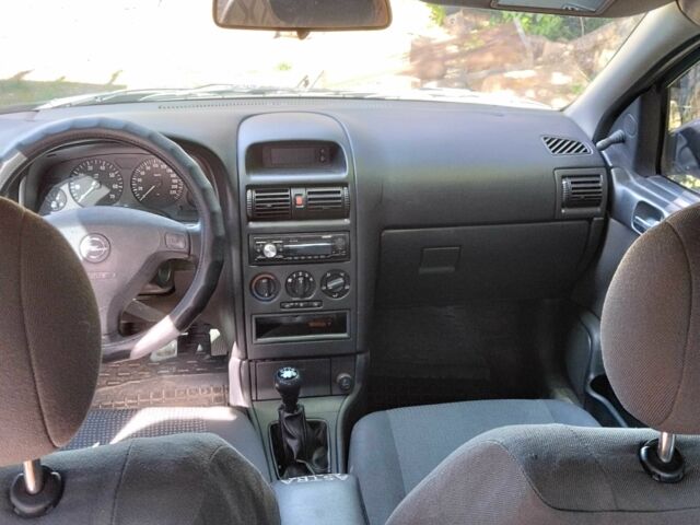 Черный Опель Астра, объемом двигателя 1.4 л и пробегом 304 тыс. км за 3250 $, фото 7 на Automoto.ua