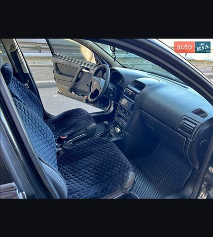 Черный Опель Астра, объемом двигателя 1.4 л и пробегом 140 тыс. км за 3300 $, фото 3 на Automoto.ua