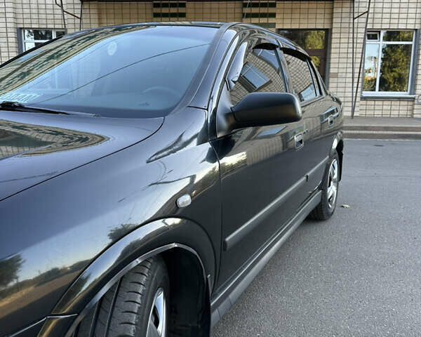 Черный Опель Астра, объемом двигателя 1.4 л и пробегом 212 тыс. км за 4200 $, фото 3 на Automoto.ua