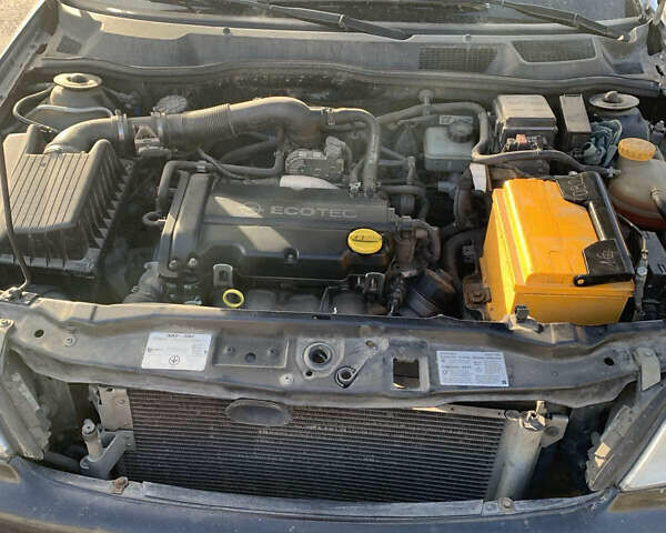 Черный Опель Астра, объемом двигателя 1.4 л и пробегом 216 тыс. км за 3500 $, фото 9 на Automoto.ua