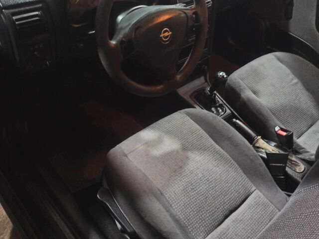 Черный Опель Астра, объемом двигателя 1.4 л и пробегом 282 тыс. км за 2000 $, фото 4 на Automoto.ua