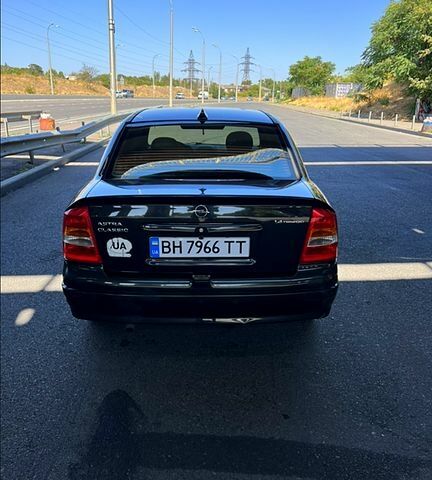 Черный Опель Астра, объемом двигателя 1.4 л и пробегом 140 тыс. км за 3300 $, фото 5 на Automoto.ua