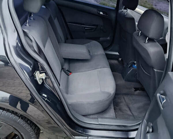 Черный Опель Астра, объемом двигателя 1.8 л и пробегом 212 тыс. км за 4999 $, фото 13 на Automoto.ua