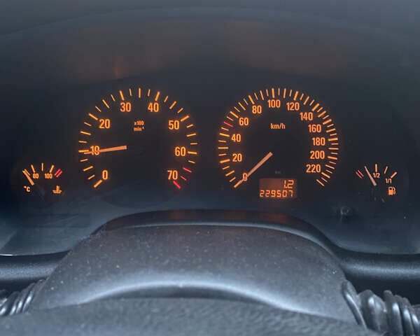 Черный Опель Астра, объемом двигателя 1.4 л и пробегом 229 тыс. км за 3200 $, фото 24 на Automoto.ua