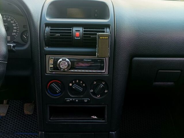 Черный Опель Астра, объемом двигателя 1.6 л и пробегом 212 тыс. км за 3800 $, фото 7 на Automoto.ua