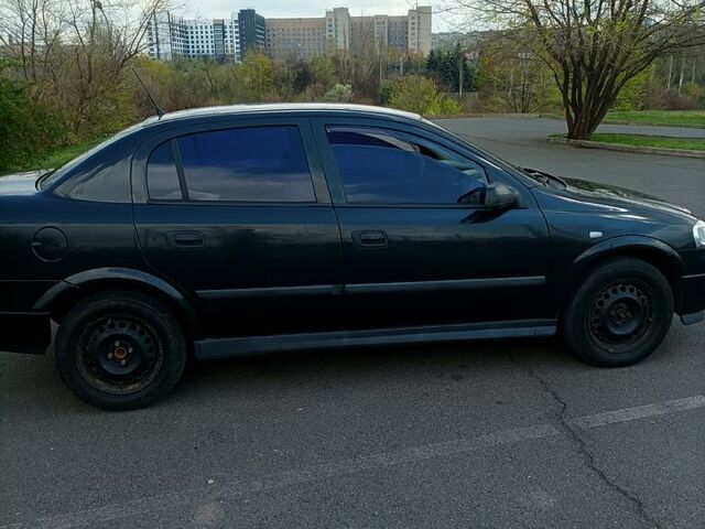 Черный Опель Астра, объемом двигателя 1.6 л и пробегом 212 тыс. км за 3800 $, фото 3 на Automoto.ua