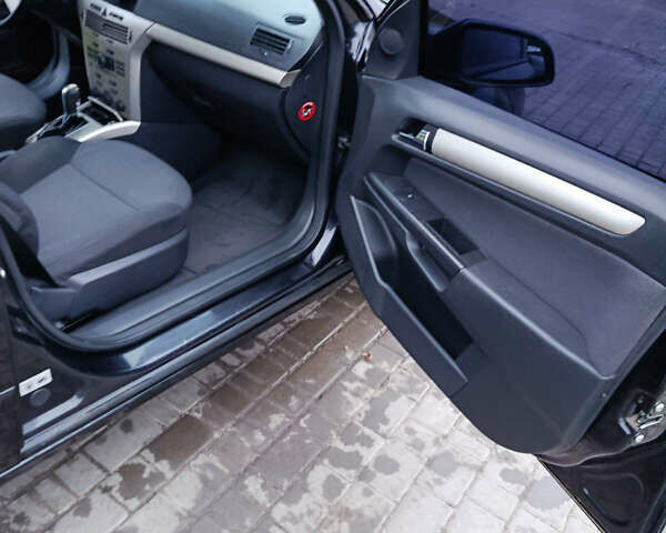 Черный Опель Астра, объемом двигателя 1.8 л и пробегом 212 тыс. км за 4999 $, фото 12 на Automoto.ua