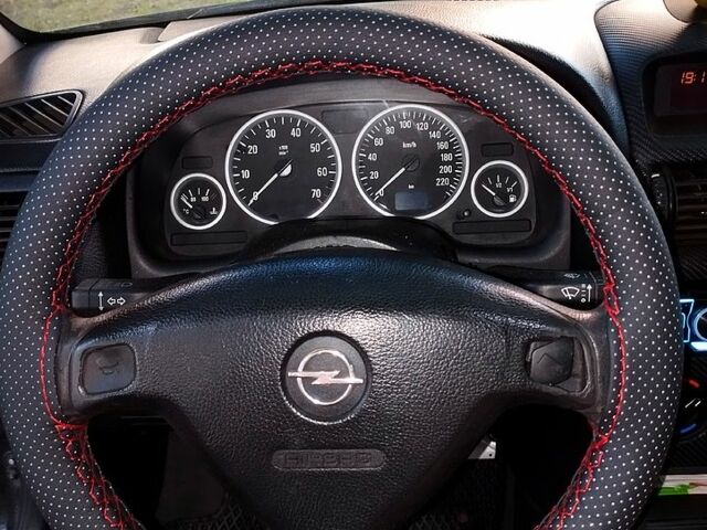 Черный Опель Астра, объемом двигателя 1.6 л и пробегом 270 тыс. км за 4000 $, фото 3 на Automoto.ua