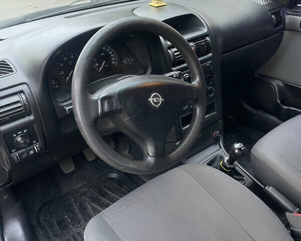 Черный Опель Астра, объемом двигателя 1.6 л и пробегом 150 тыс. км за 3800 $, фото 13 на Automoto.ua