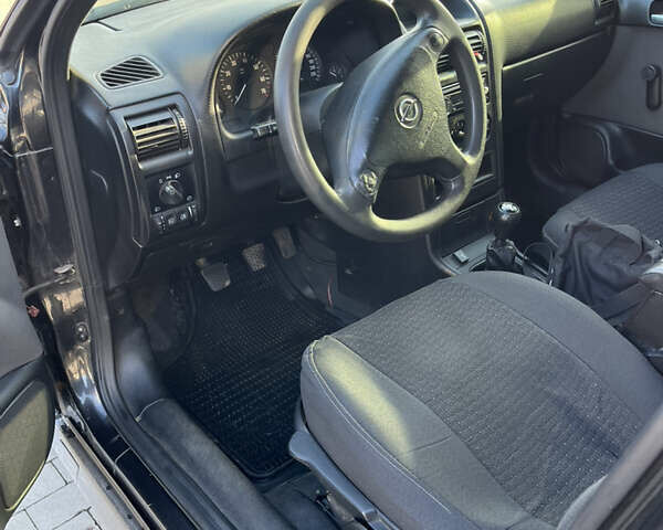 Черный Опель Астра, объемом двигателя 1.36 л и пробегом 178 тыс. км за 4000 $, фото 1 на Automoto.ua