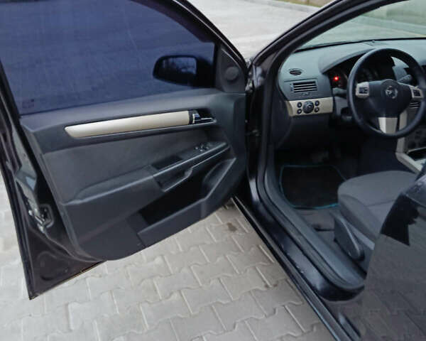 Черный Опель Астра, объемом двигателя 1.8 л и пробегом 212 тыс. км за 4999 $, фото 16 на Automoto.ua