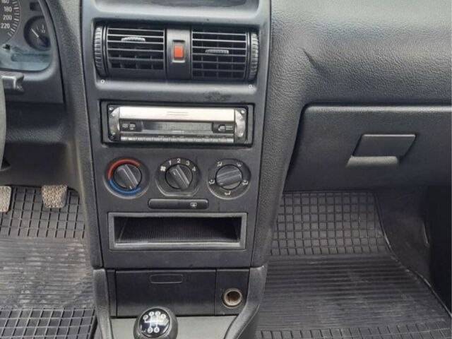 Чорний Опель Астра, об'ємом двигуна 1.4 л та пробігом 281 тис. км за 2200 $, фото 3 на Automoto.ua