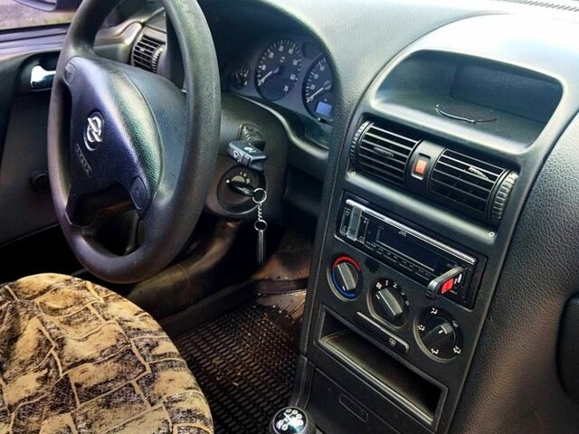 Черный Опель Астра, объемом двигателя 1.4 л и пробегом 141 тыс. км за 4000 $, фото 2 на Automoto.ua