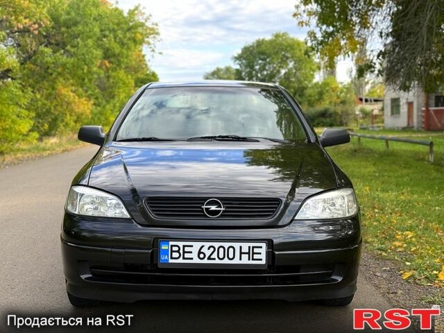 Черный Опель Астра, объемом двигателя 1.4 л и пробегом 250 тыс. км за 4000 $, фото 1 на Automoto.ua