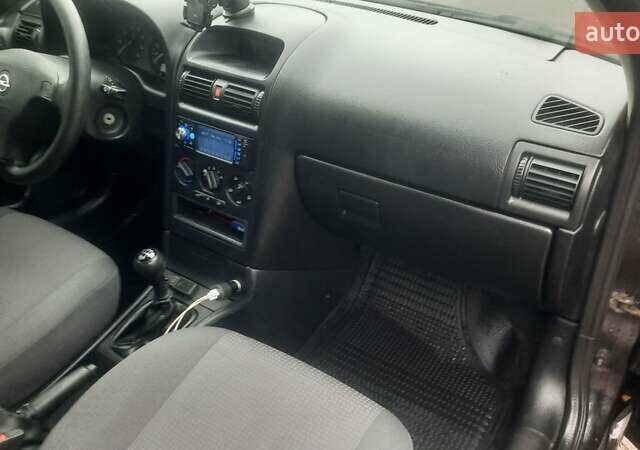 Черный Опель Астра, объемом двигателя 1.6 л и пробегом 277 тыс. км за 3400 $, фото 9 на Automoto.ua