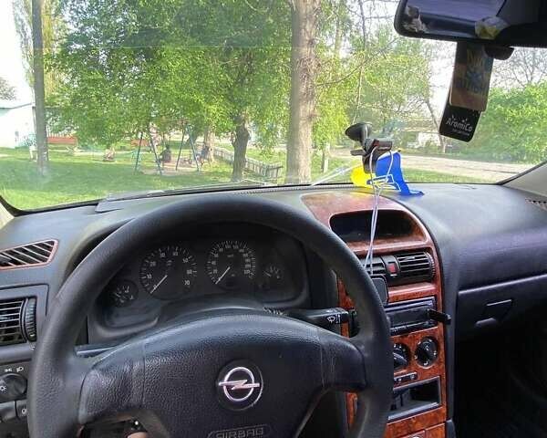 Черный Опель Астра, объемом двигателя 1.6 л и пробегом 330 тыс. км за 3600 $, фото 2 на Automoto.ua