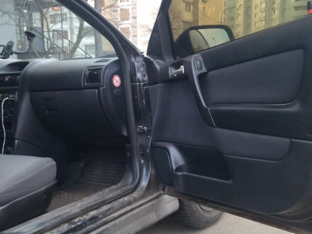 Черный Опель Астра, объемом двигателя 0 л и пробегом 195 тыс. км за 2400 $, фото 3 на Automoto.ua