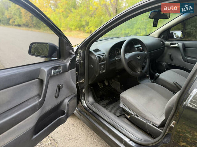 Черный Опель Астра, объемом двигателя 1.4 л и пробегом 250 тыс. км за 3650 $, фото 6 на Automoto.ua