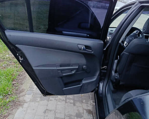 Черный Опель Астра, объемом двигателя 1.8 л и пробегом 212 тыс. км за 4999 $, фото 15 на Automoto.ua