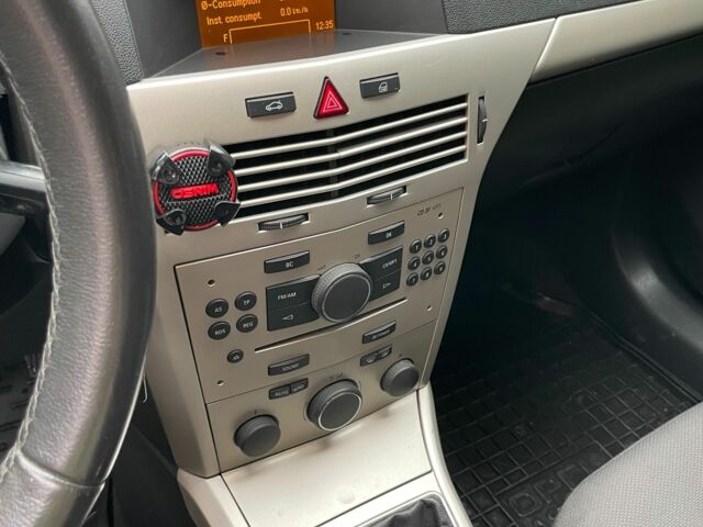 Черный Опель Астра, объемом двигателя 1.6 л и пробегом 180 тыс. км за 5200 $, фото 8 на Automoto.ua