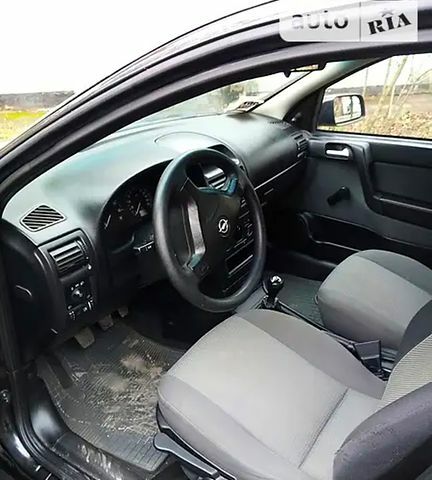 Черный Опель Астра, объемом двигателя 1.4 л и пробегом 155 тыс. км за 3500 $, фото 4 на Automoto.ua