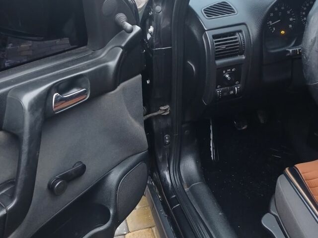 Черный Опель Астра, объемом двигателя 1.4 л и пробегом 362 тыс. км за 2600 $, фото 5 на Automoto.ua