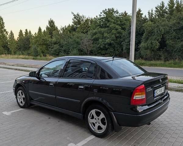 Черный Опель Астра, объемом двигателя 1.6 л и пробегом 215 тыс. км за 3900 $, фото 4 на Automoto.ua