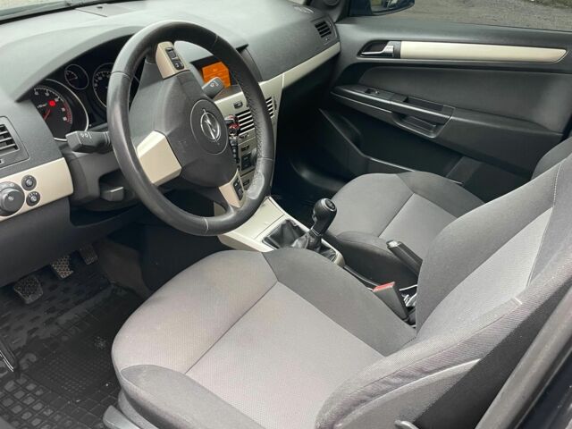 Черный Опель Астра, объемом двигателя 1.6 л и пробегом 180 тыс. км за 5200 $, фото 9 на Automoto.ua