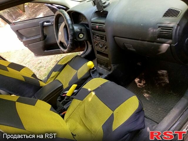 Чорний Опель Астра, об'ємом двигуна 1.6 л та пробігом 170 тис. км за 1300 $, фото 1 на Automoto.ua