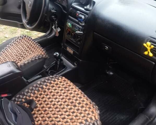 Черный Опель Астра, объемом двигателя 1.4 л и пробегом 340 тыс. км за 4100 $, фото 9 на Automoto.ua