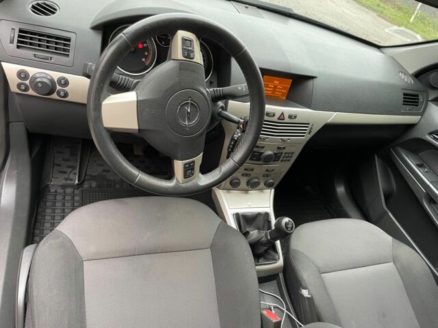 Черный Опель Астра, объемом двигателя 1.6 л и пробегом 180 тыс. км за 5200 $, фото 10 на Automoto.ua