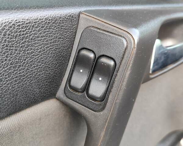 Черный Опель Астра, объемом двигателя 1.6 л и пробегом 100 тыс. км за 2800 $, фото 7 на Automoto.ua