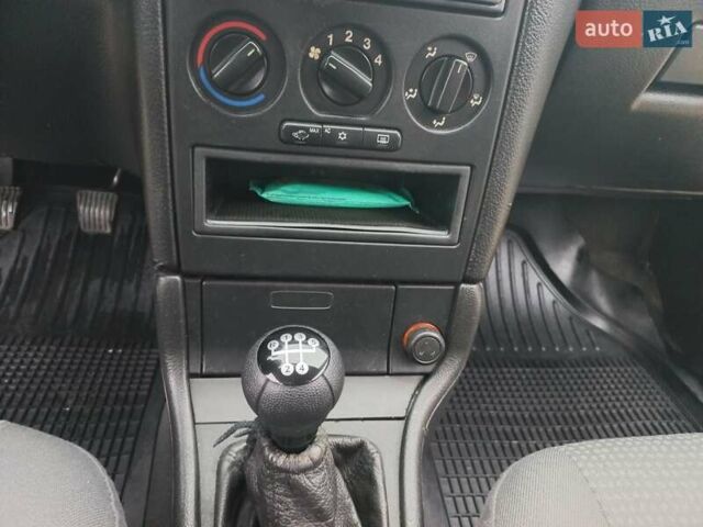 Черный Опель Астра, объемом двигателя 1.4 л и пробегом 230 тыс. км за 4500 $, фото 15 на Automoto.ua