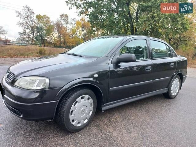 Черный Опель Астра, объемом двигателя 1.4 л и пробегом 230 тыс. км за 4500 $, фото 1 на Automoto.ua