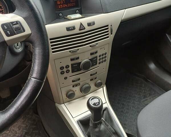 Черный Опель Астра, объемом двигателя 1.8 л и пробегом 187 тыс. км за 4700 $, фото 8 на Automoto.ua