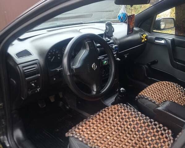 Черный Опель Астра, объемом двигателя 1.4 л и пробегом 340 тыс. км за 4100 $, фото 5 на Automoto.ua