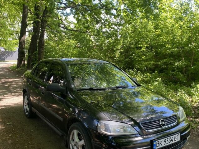 Черный Опель Астра, объемом двигателя 1.6 л и пробегом 470 тыс. км за 3000 $, фото 1 на Automoto.ua
