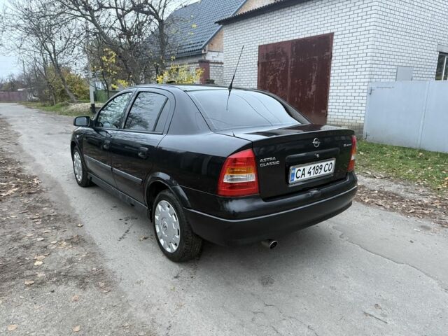 Черный Опель Астра, объемом двигателя 1.6 л и пробегом 250 тыс. км за 3750 $, фото 2 на Automoto.ua