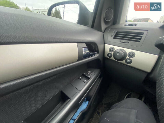 Черный Опель Астра, объемом двигателя 1.6 л и пробегом 230 тыс. км за 3900 $, фото 8 на Automoto.ua