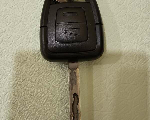 Черный Опель Астра, объемом двигателя 1.38 л и пробегом 144 тыс. км за 4600 $, фото 8 на Automoto.ua