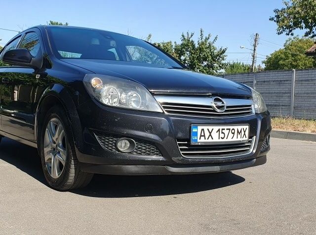 Черный Опель Астра, объемом двигателя 1.6 л и пробегом 230 тыс. км за 6400 $, фото 6 на Automoto.ua