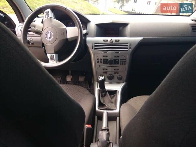 Черный Опель Астра, объемом двигателя 1.6 л и пробегом 159 тыс. км за 6000 $, фото 9 на Automoto.ua