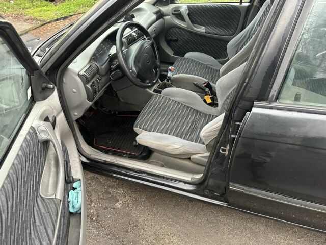 Черный Опель Астра, объемом двигателя 1.8 л и пробегом 100 тыс. км за 1250 $, фото 7 на Automoto.ua