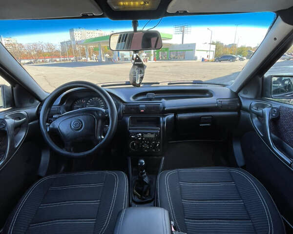 Черный Опель Астра, объемом двигателя 1.7 л и пробегом 590 тыс. км за 2400 $, фото 7 на Automoto.ua