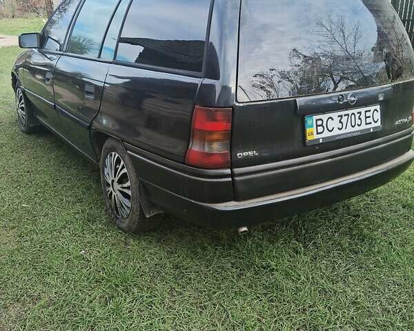 Черный Опель Астра, объемом двигателя 1.6 л и пробегом 270 тыс. км за 1750 $, фото 3 на Automoto.ua