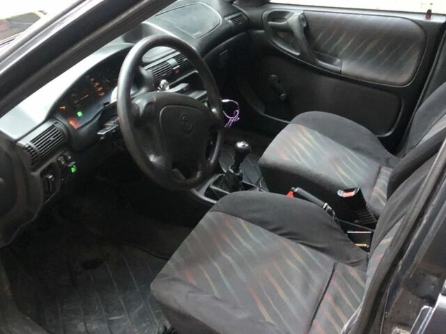 Черный Опель Астра, объемом двигателя 1.8 л и пробегом 1 тыс. км за 899 $, фото 11 на Automoto.ua